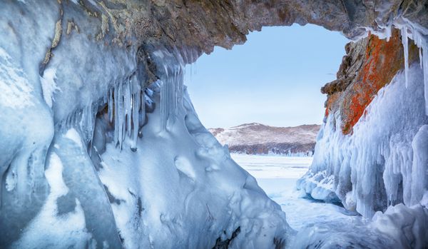 غار یخی در نزدیکی دریاچه سیبری بایکال در زمستان