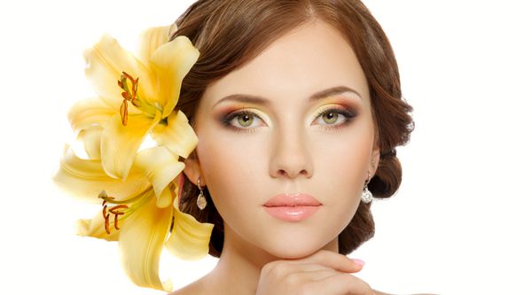 زن زیبا با مدل مو آرایش روشن مانیکور با گل زنبق