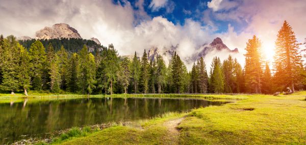 نمای عالی از لاگوی مه آلود دی آنتورنو در پارک ملی tre cime di laaredo محدوده cadini di misurina دولومیت ها تیرول جنوبی موقعیت اورونزو ایتالیا اروپا آسمان ابری دراماتیک دنیای زیبایی