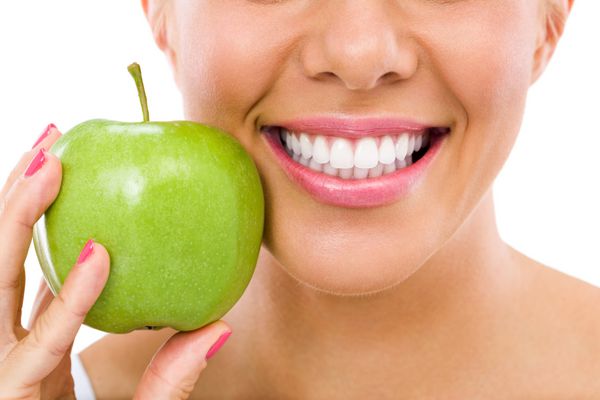 دندان های سالم و سیب سبز