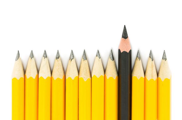 مدادهای زرد با مداد سیاه در زمینه سفید