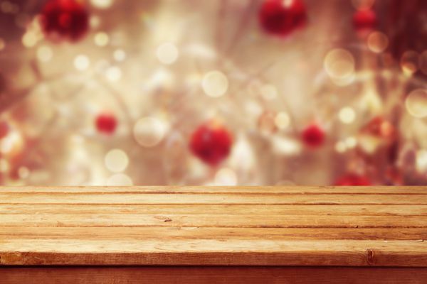 پس زمینه تعطیلات کریسمس با میز عرشه چوبی خالی روی بوکه زمستانی آماده برای مونتاژ محصول