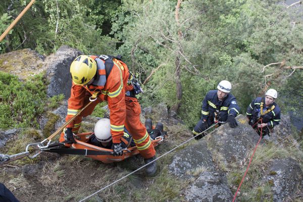 کادان جمهوری چک 6 ژوئن 2012 واحدهای نجات تمرین آموزش امداد و نجات افراد در زمین های غیرقابل دسترس در سد کادان بازیابی با استفاده از تکنیک های طناب