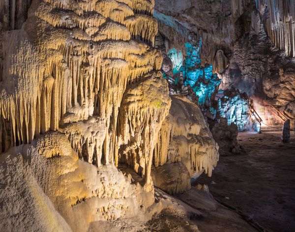 داخل غار طبیعی در اندلس اسپانیا - در داخل cuevas de nerja انواع غارهای زمین‌شناسی وجود دارد که الگوهای جالبی را ایجاد می‌کنند