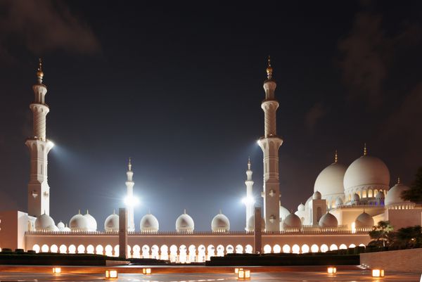 ابوظبی امارات متحده عربی - 5 نوامبر نمای شب مسجد بزرگ شیخ زاید در 5 نوامبر 2013 در ابوظبی امارات متحده عربی مسجد شیخ زاید بزرگ ترین مسجد امارات است
