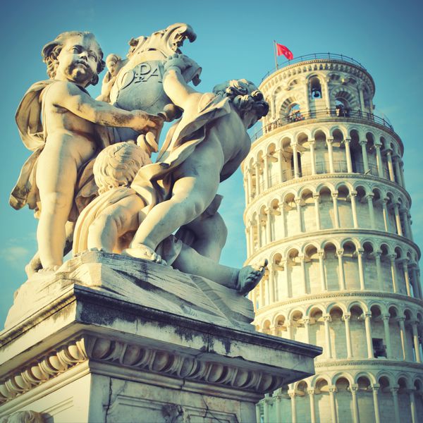 مجسمه فرشتگان در میدان معجزه در پیزا و برج کج ایتالیا