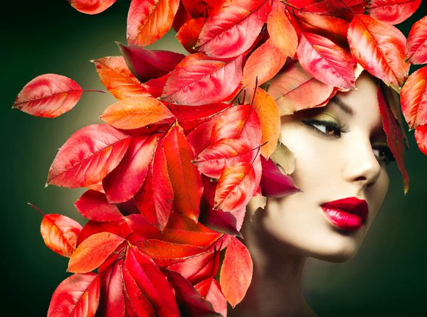 پرتره مد دخترانه پاییزی سقوط مدل زن زیبا با مدل موهای رنگارنگ پاییزی مو برگ های قرمز پاییزی طراحی هنر مد