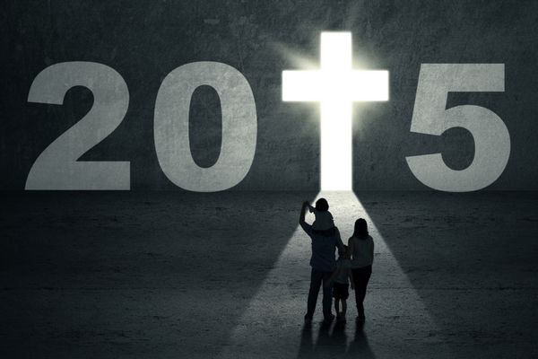 خانواده مسیحی به یک صلیب در شکل با شماره 2015 نگاه می کنند