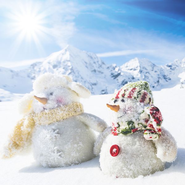 زمستان برف کریسمس - دوستان آدم برفی شاد و کوه های برفی در پس زمینه