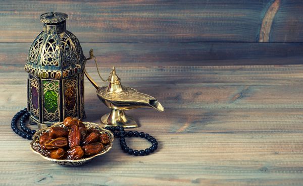 خرما فانوس عربی و تسبیح مفهوم تعطیلات اسلامی تزیین ماه مبارک رمضان