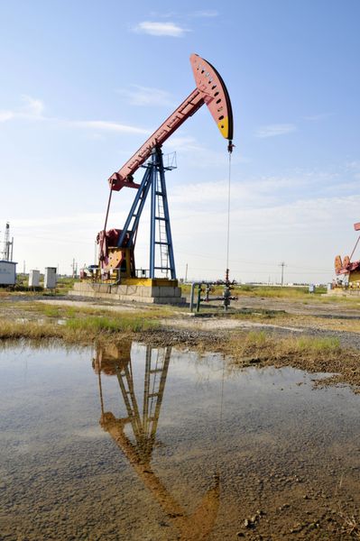 دکل حفاری نفت شهرستان تانگهای از میادین نفتی استان هبی در چین