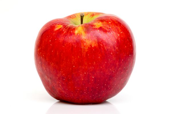 سیب قرمز جدا شده در پس زمینه سفید