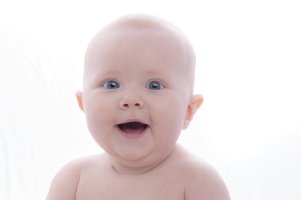 کودک خندان با پس زمینه سفید جدا شده