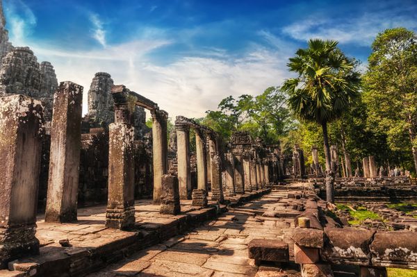 معماری باستانی خمر منظره شگفت انگیز معبد بایون در غروب آفتاب مجتمع انگکور وات سیم ریپ مقاصد سفر کامبوج