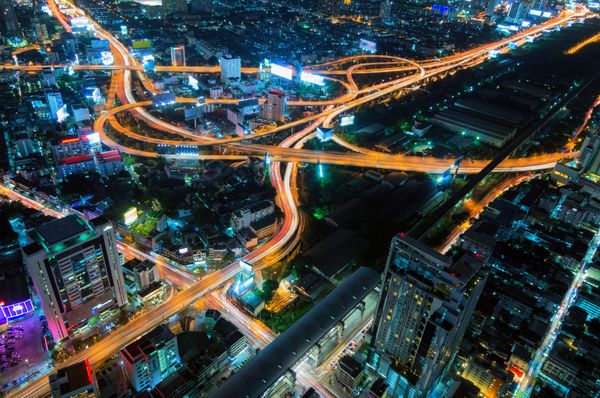 بزرگراه بانکوک و نمای بالای بزرگراه تایلند در شب