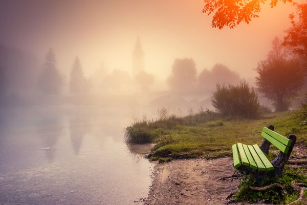 صبح مه آلود رنگارنگ باشکوه در دریاچه در پارک ملی تریگلاو واقع در دره بوهینج کوه های آلپ جولیان نمای دراماتیک افکت اینستاگرام فیلتر رترو اسلوونی اروپا دنیای زیبایی