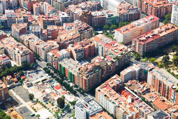 نمای هوایی خانه ها در منطقه مسکونی سلونا اسپانیا