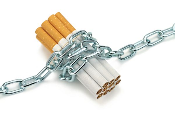 سیگارهای زنجیر شده تصویر مفهومی