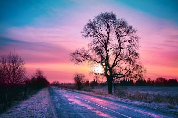 طلوع زیبای زمستان در جاده