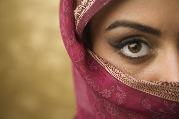 زن خاورمیانه ای با پوشش F