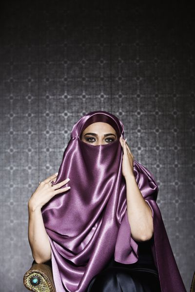 زن خاورمیانه ای با روسری