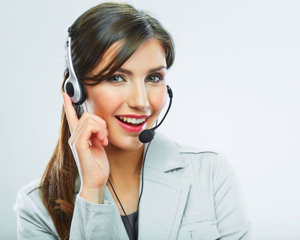 پرتره زن کارگر خدمات مشتری اپراتور خندان مرکز تماس با هدست تلفن جدا شده در پس زمینه سفید