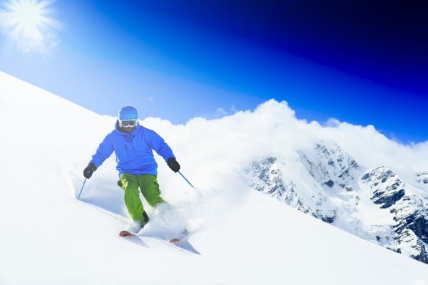 اسکی اسکی باز راید آزاد در برف پودری تازه - مردی در حال اسکی در سراشیبی