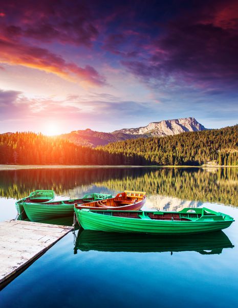 دریاچه سیاه در پارک ملی دورمیتور در مونته نگرو آسمان ابری دراماتیک بالکان اروپا دنیای زیبایی