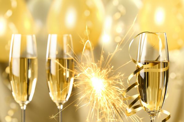 لیوان شامپاین و آتش بازی جشن سال نو
