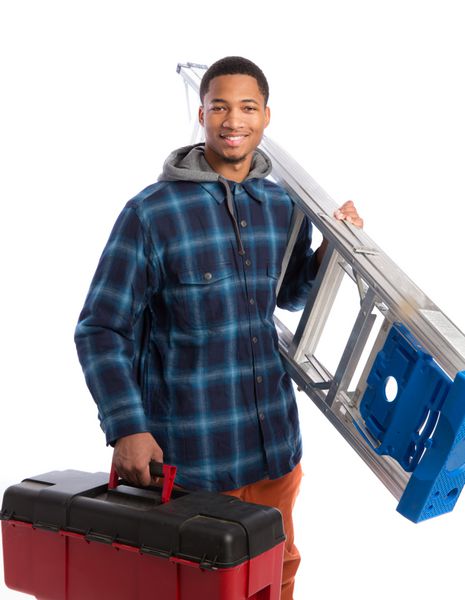 کارگر جوان آفریقایی-آمریکایی خندان جعبه ابزار و نردبان جدا شده در پس زمینه سفید را در دست دارد