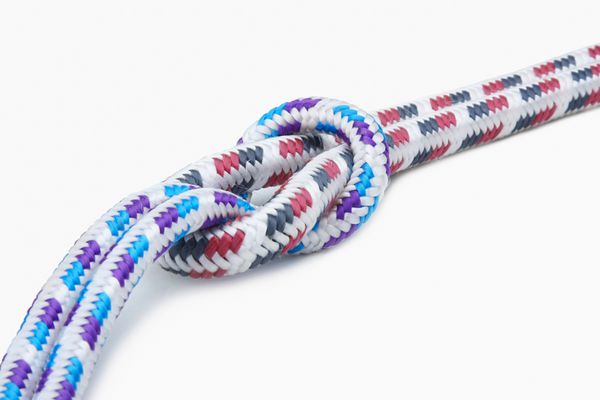 یک طناب با گره روی سفید