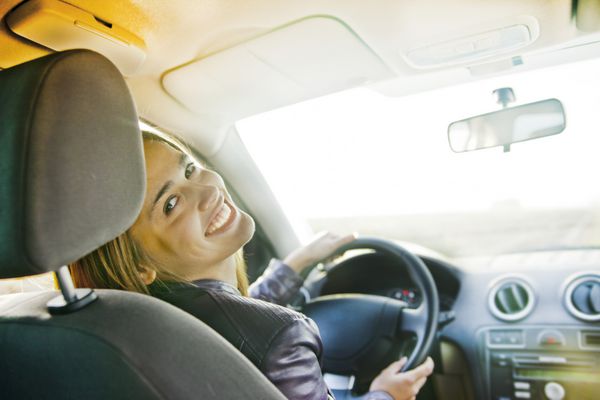 زن در داخل ماشین چرخ می‌چرخد و لبخند می‌زند و به مسافرانی که در صندلی عقب نشسته‌اند نگاه می‌کند ایده راننده تاکسی در حال صحبت با همسفر پلیس که برای امتحان مدارک رانندگی راهنمایی می‌کند