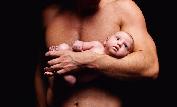نوزاد کوچک در دستان قوی پدر