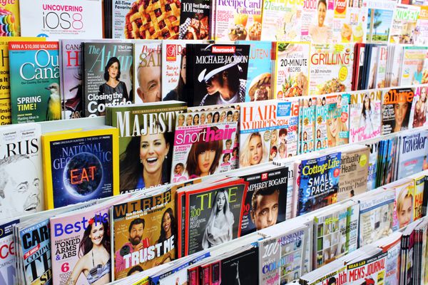 تورنتو کانادا - 07 مه 2014 مجلات به نمایش گذاشته شده در فروشگاهی در تورنتو انتاریو کانادا بیش از 1300 مجله انگلیسی و فرانسوی وجود دارد که در کانادا منتشر می شود