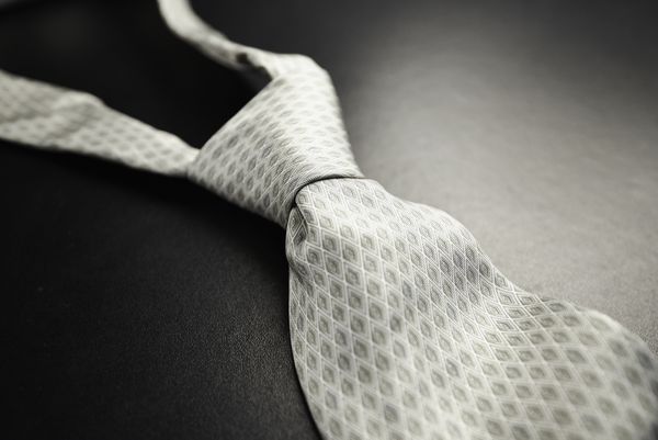 کراوات خاکستری ظریف روی پس زمینه مشکی به سبک پنجاه سایه خاکستری - فوکوس نرم