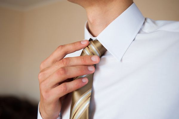 داماد در حال تنظیم کراواتش