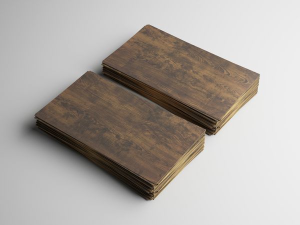دو دسته کارت ویزیت ساخته شده از چوب