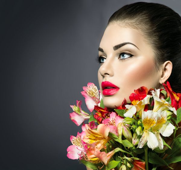 دختر مدل مد بالا با گل های رنگارنگ و لب های قرمز پرتره زن به سبک مد آرایش زیبا f بانوی ما رنگ های زنده