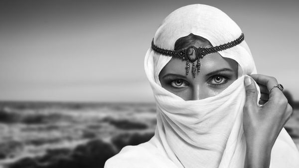 پرتره زن جوان زیبا به سبک مد عربی