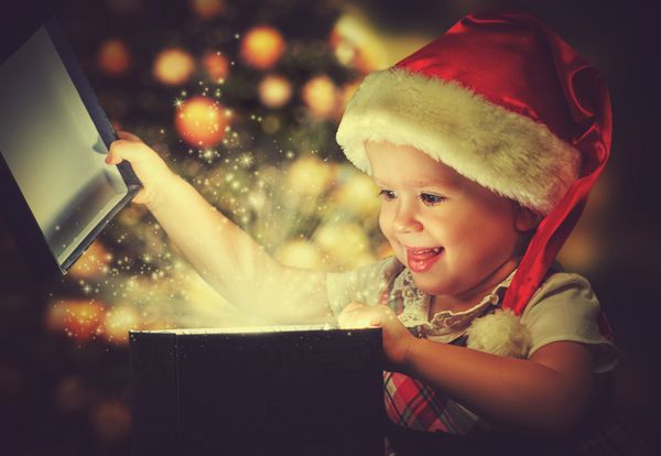 معجزه کریسمس جعبه هدیه جادویی و یک کودک دختر