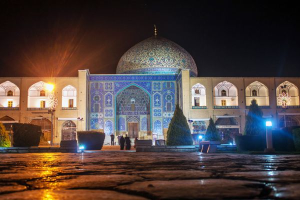 نمایی شبانه از میدان امام و مسجد شیخ لطف الله در اصفهان ایران