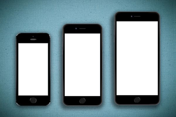 سه اندازه از تلفن های هوشمند تلفن همراه جدا شده بر روی بوم آبی