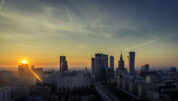 نمای هوایی طلوع خورشید مرکز شهر ورشو لهستان