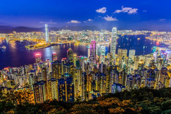 هنگ کنگ - 8 آگوست صحنه ای از بندر ویکتوریا در 8 آگوست 2014 در هنگ کنگ بندر ویکتوریا جاذبه‌ای معروف برای بازدید گردشگران است