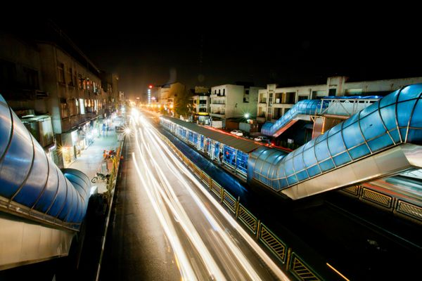 تهران ایران - 6 اکتبر خطوط نور حرکت تار خودروهای عجله در خیابان روشن شهر شب در 6 اکتبر 2014 تهران با جمعیت 8 3 میلیون نفر بزرگترین شهر در غرب آسیا است