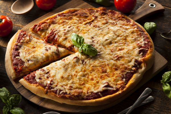 پیتزا پنیر خانگی با ریحان و موزارلا