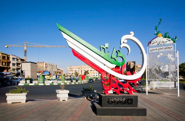 تهران ایران - 6 اکتبر بنای یادبود کبوتر pe به رنگ های پرچم ایران در میدان امام خمینی در 6 اکتبر 2014 با پاپ ایستاده است با 8 3 میلیون نفر تهران سی و دومین پایتخت ملی ایران است