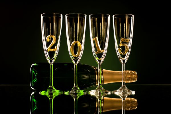 بطری شامپاین با لیوان چهار شیشه ای و عدد 2015 جشن های زیبای سال نو کانسپت po