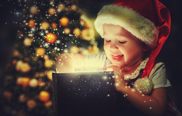 معجزه کریسمس جعبه هدیه جادویی و یک کودک دختر