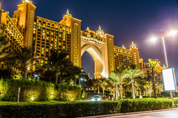 دبی امارات - 13 نوامبر atlantis el در 13 نوامبر 2012 در دبی امارات متحده عربی atlantis the palm یک ال لوکس 5 ستاره است که در یک جزیره مصنوعی ساخته شده است